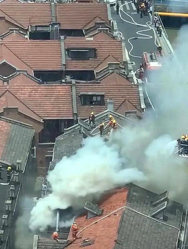 位于虹口區(qū)九龍路上的一個老式民宅起火